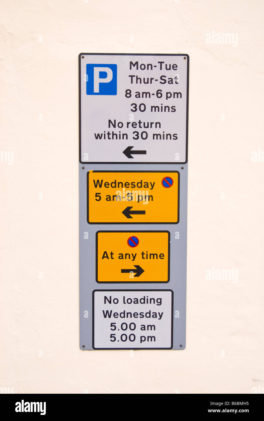 Uk de la signalisation routière, des interdictions de stationnement et pas de chargement Banque D'Images