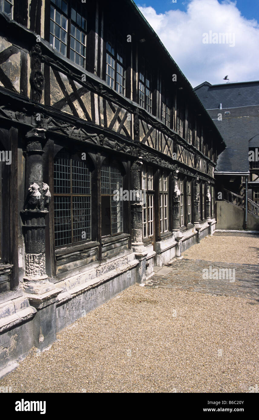 Aître St-Maclou (c16e), cimetière de la peste médiévale ou Timber-Framed Charnier, Rouen, Normandie, France Banque D'Images