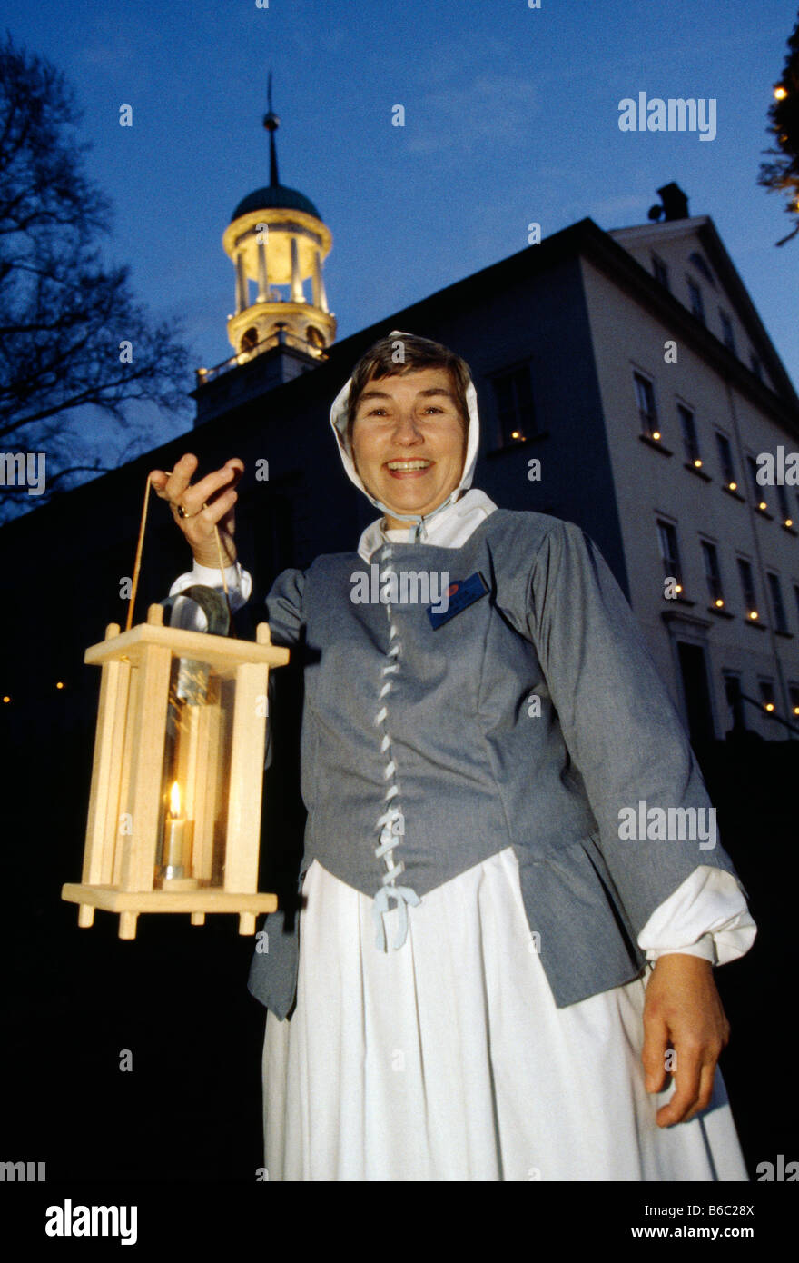 Noël à Bethlehem, Pennsylvanie. Tour guide Helga Stolz en robe de Moravie Banque D'Images