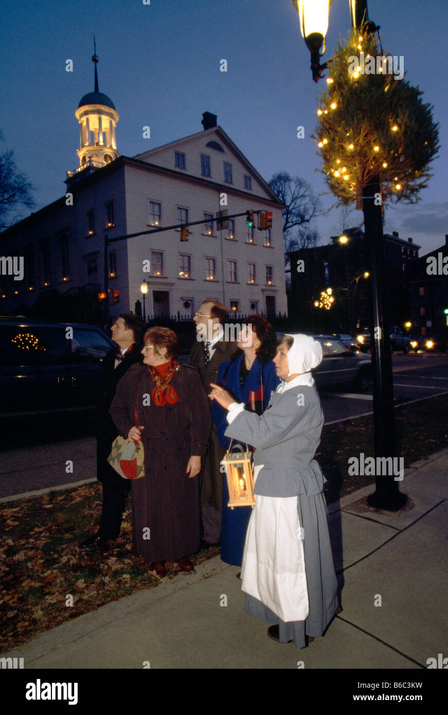 Noël à Bethlehem, Pennsylvanie. Tour guide Helga Stolz en robe de Moravie Banque D'Images