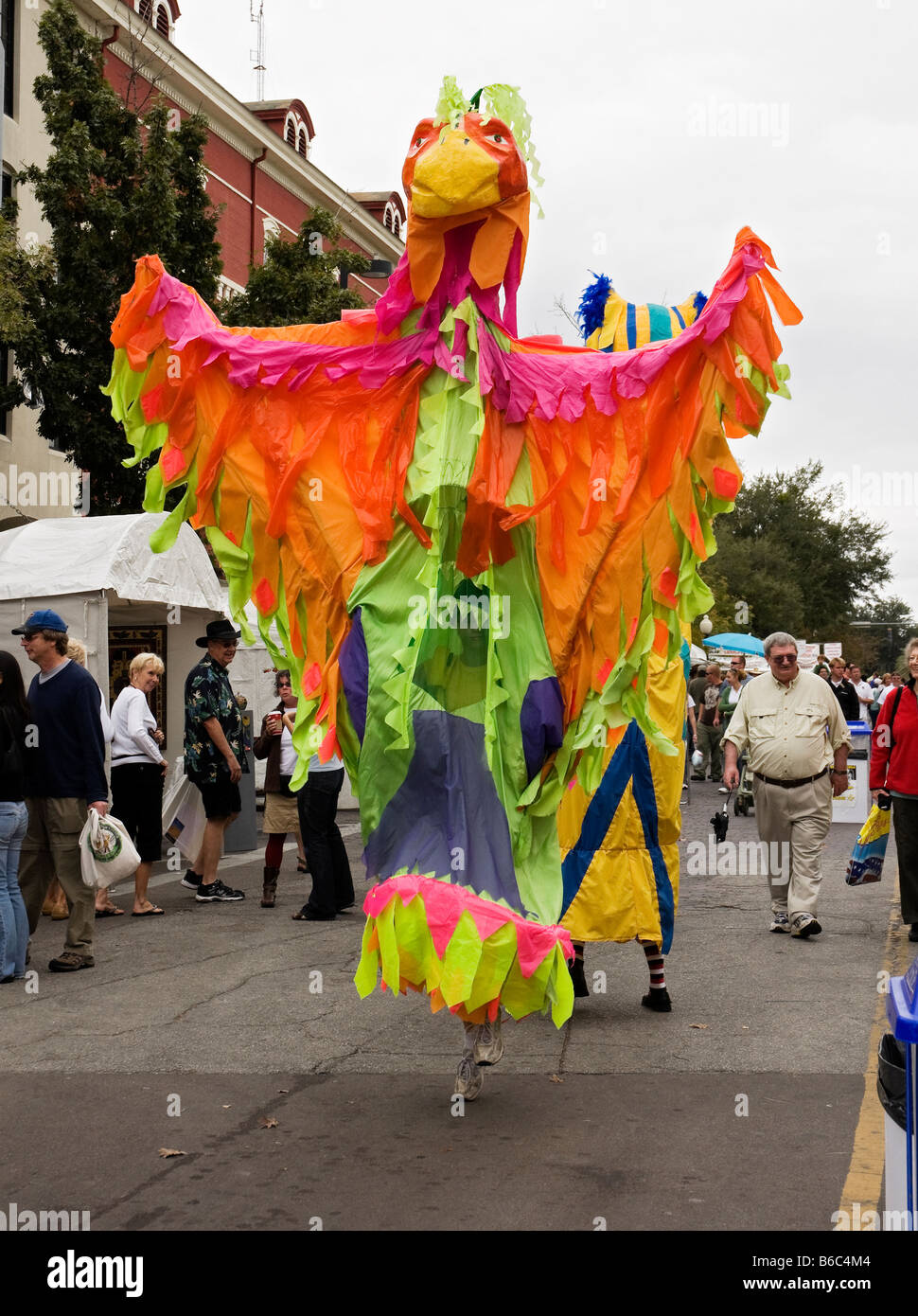Personnages de marionnettes géantes à Downtown Arts Festival Gainesville Florida Banque D'Images