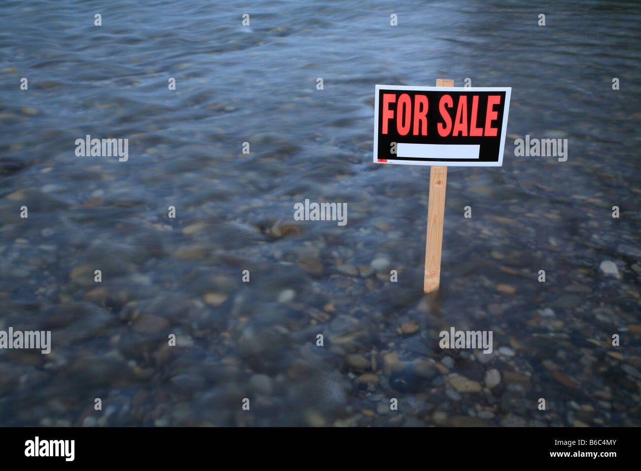 For sale sign in creek Banque D'Images
