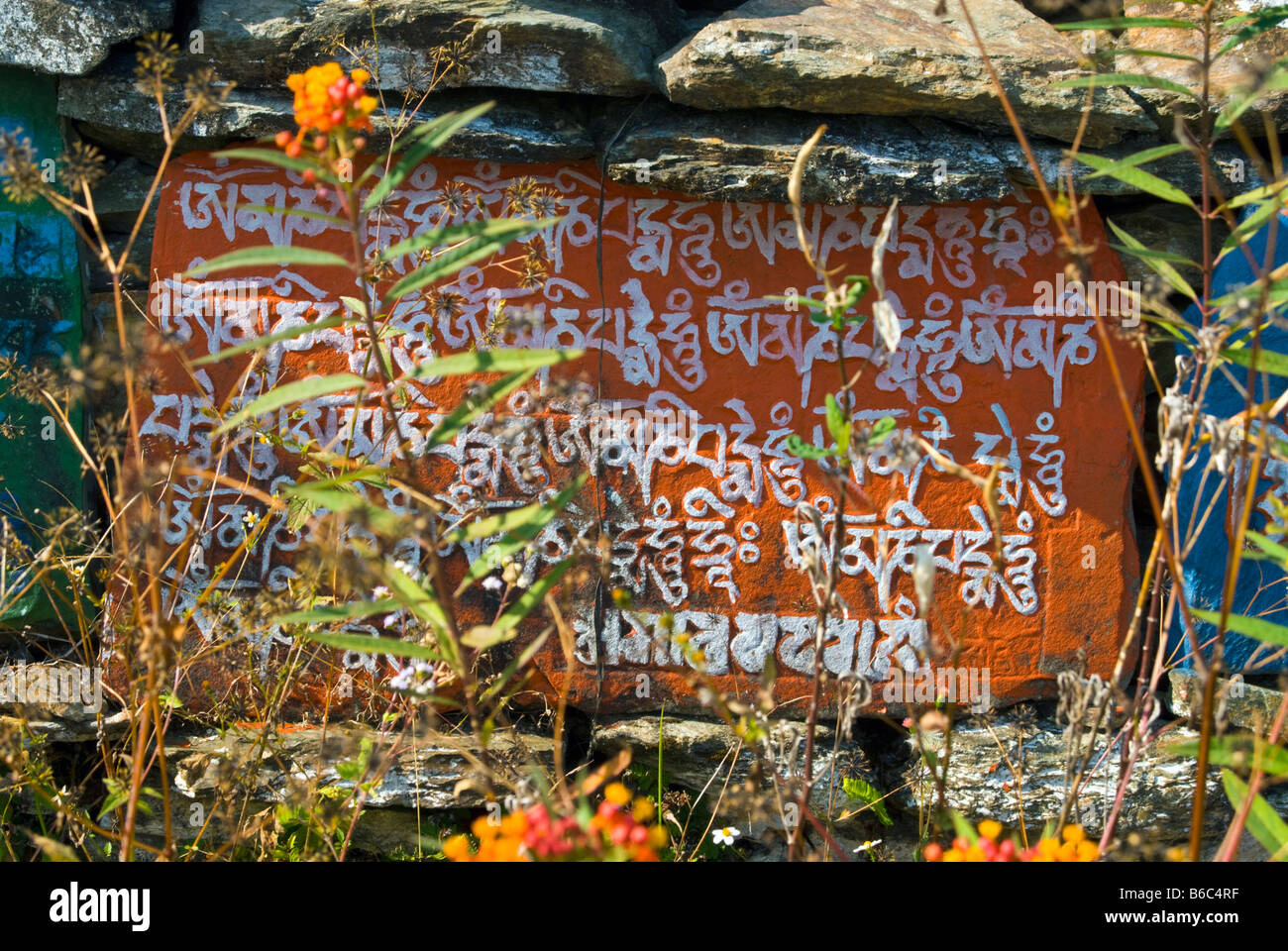 La prière en pierre sur un mur près de Rinchenpong Mani, Sikkim, Inde Banque D'Images