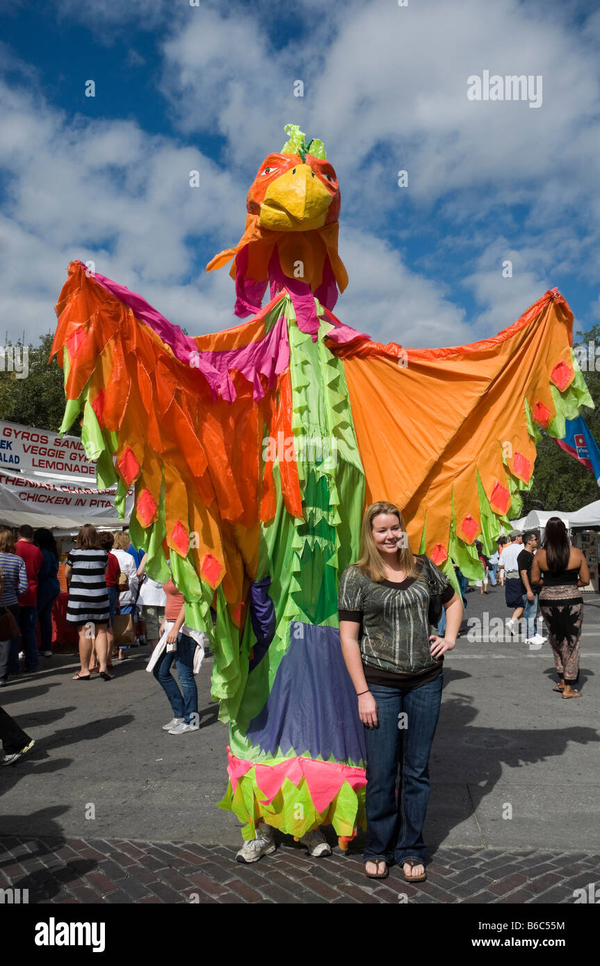 Caractère oiseau géant se mêle à la foule au Festival des Arts du centre-ville de Gainesville en Floride Banque D'Images