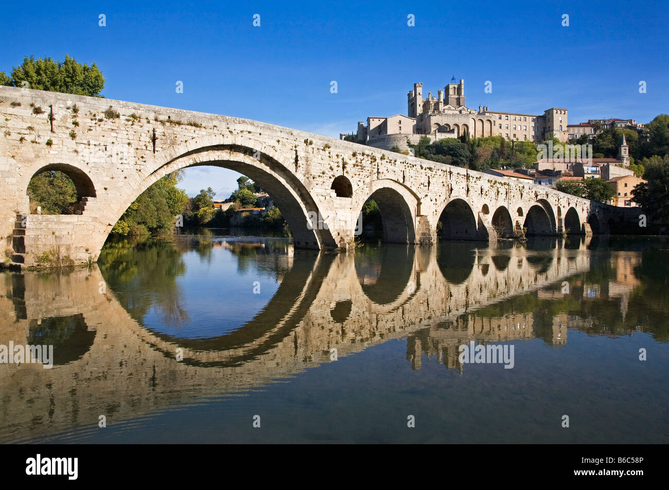 Cité médiévale Le Pont Vieux, pont en pierre traversant la rivière Orb. Cathédrale Saint-Nazaire de style gothique du 14ème siècle derrière, Bézier, Languedoc-Roussillon, France Banque D'Images