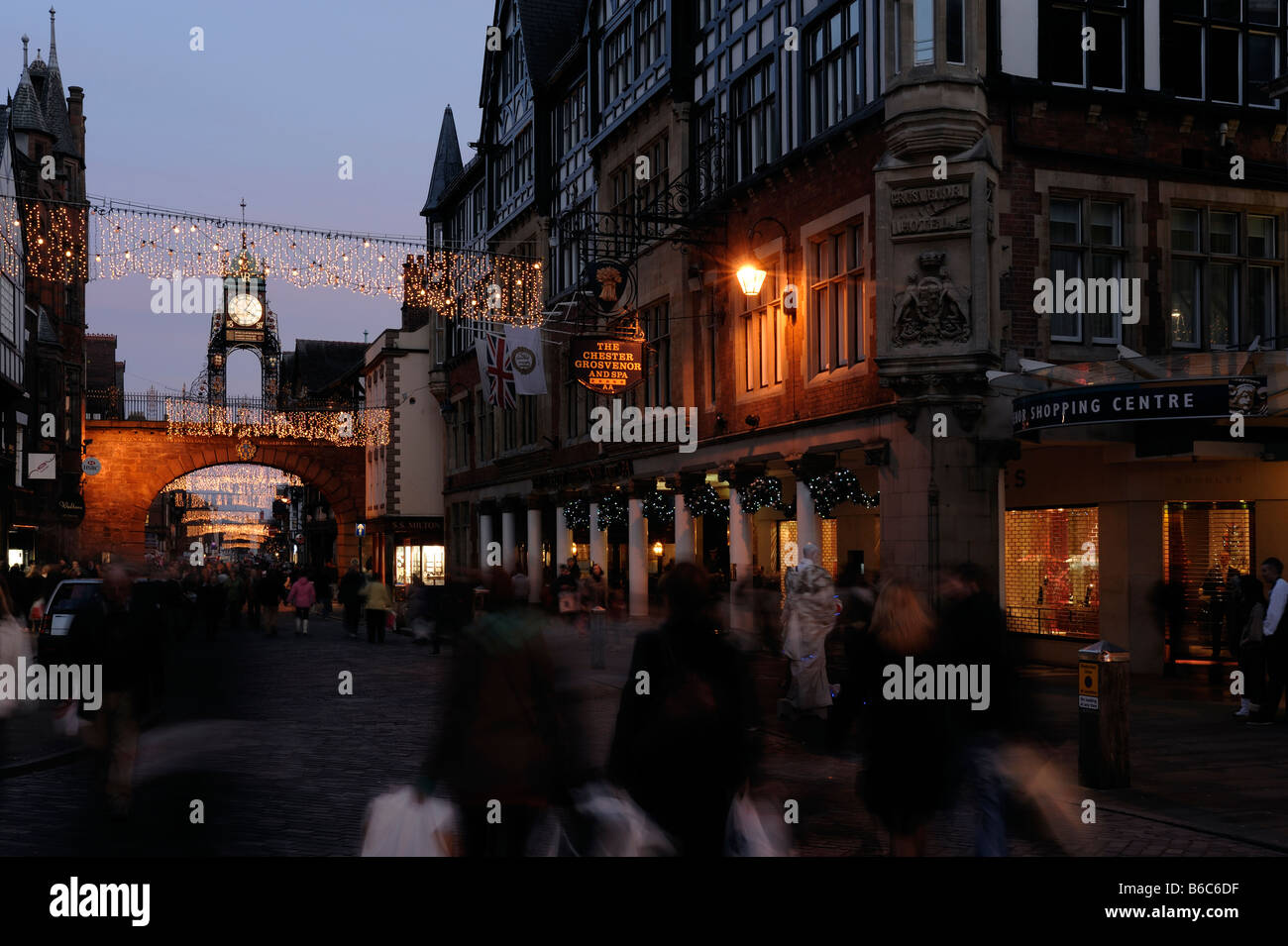 Eastgate Clock Chester et acheteurs de Noël Banque D'Images