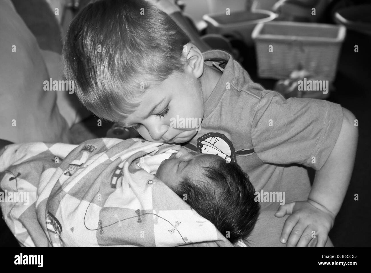 Bébé nouveau-né soeur et grand frère Banque D'Images