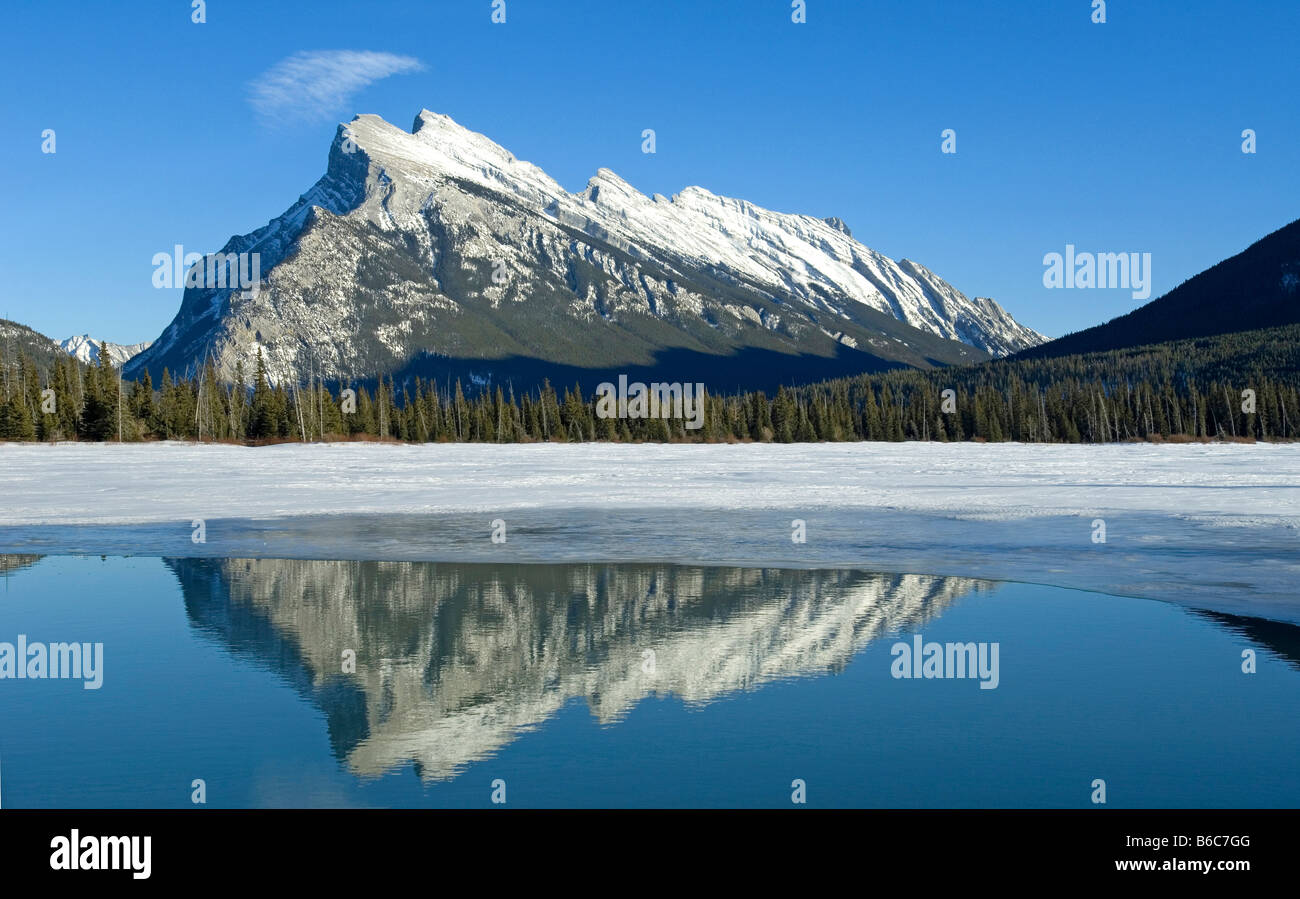Reflet des montagnes Rocheuses dans les lacs Vermilion, dans le parc national Banff Alberta Canada Banque D'Images