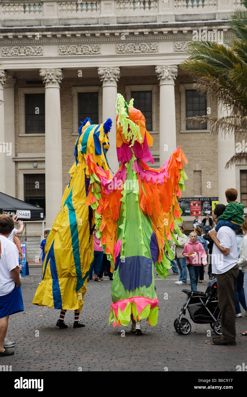 Personnages de marionnettes géantes à Downtown Arts Festival Gainesville Florida Banque D'Images