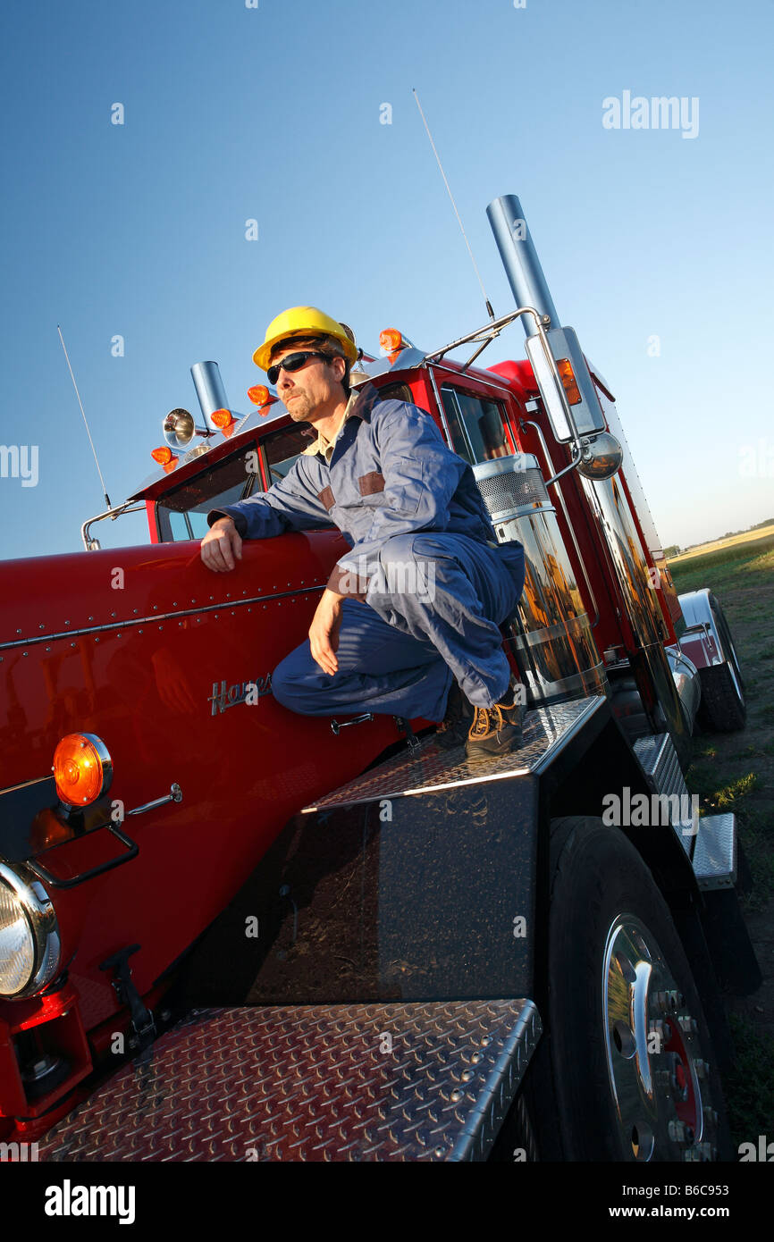 Homme de 45 ans chauffeur de camion debout à côté de camion long courrier Banque D'Images