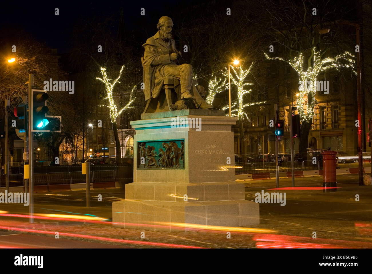 La statue de James Clerk Maxwell, à l'extrémité de George St vu la nuit Banque D'Images