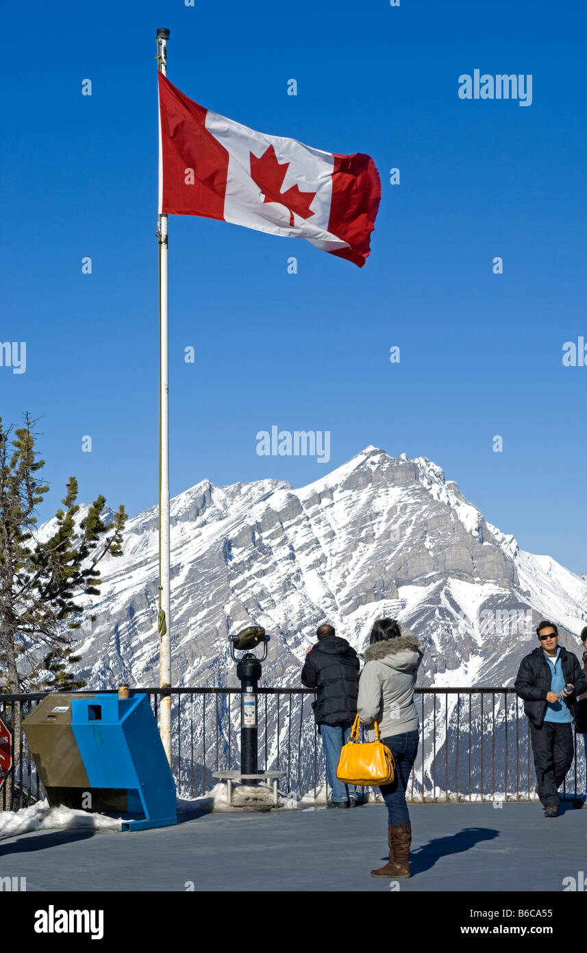 Vue sur le mont Norquay et les montagnes Rocheuses depuis le sommet du mont Sulphur, parc national Banff, Banff Alberta Canada Banque D'Images