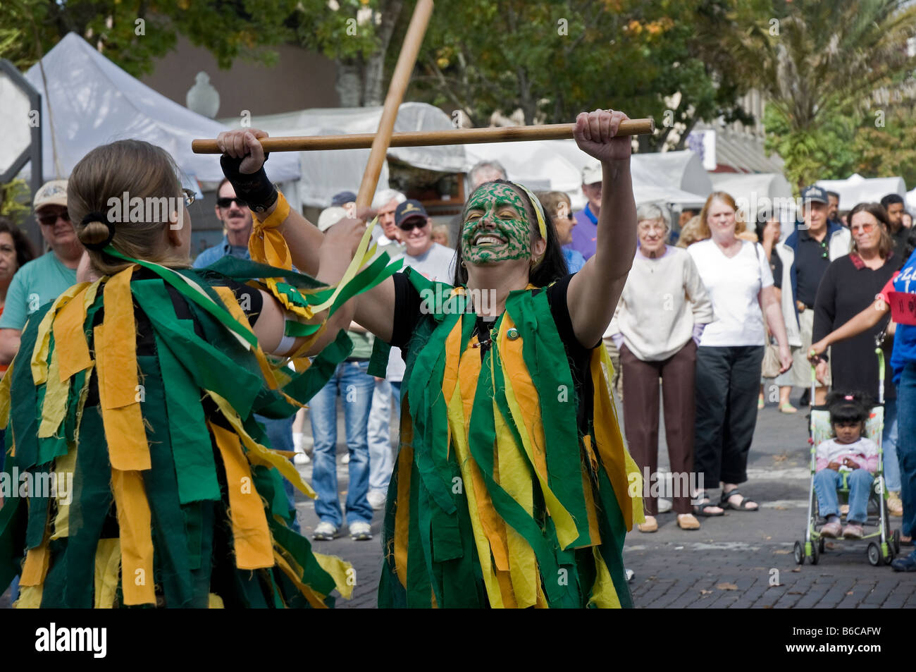 Bataille simulée entre 2 femmes membres du groupe irlandais de harpe à Downtown Arts Festival Gainesville Florida Banque D'Images