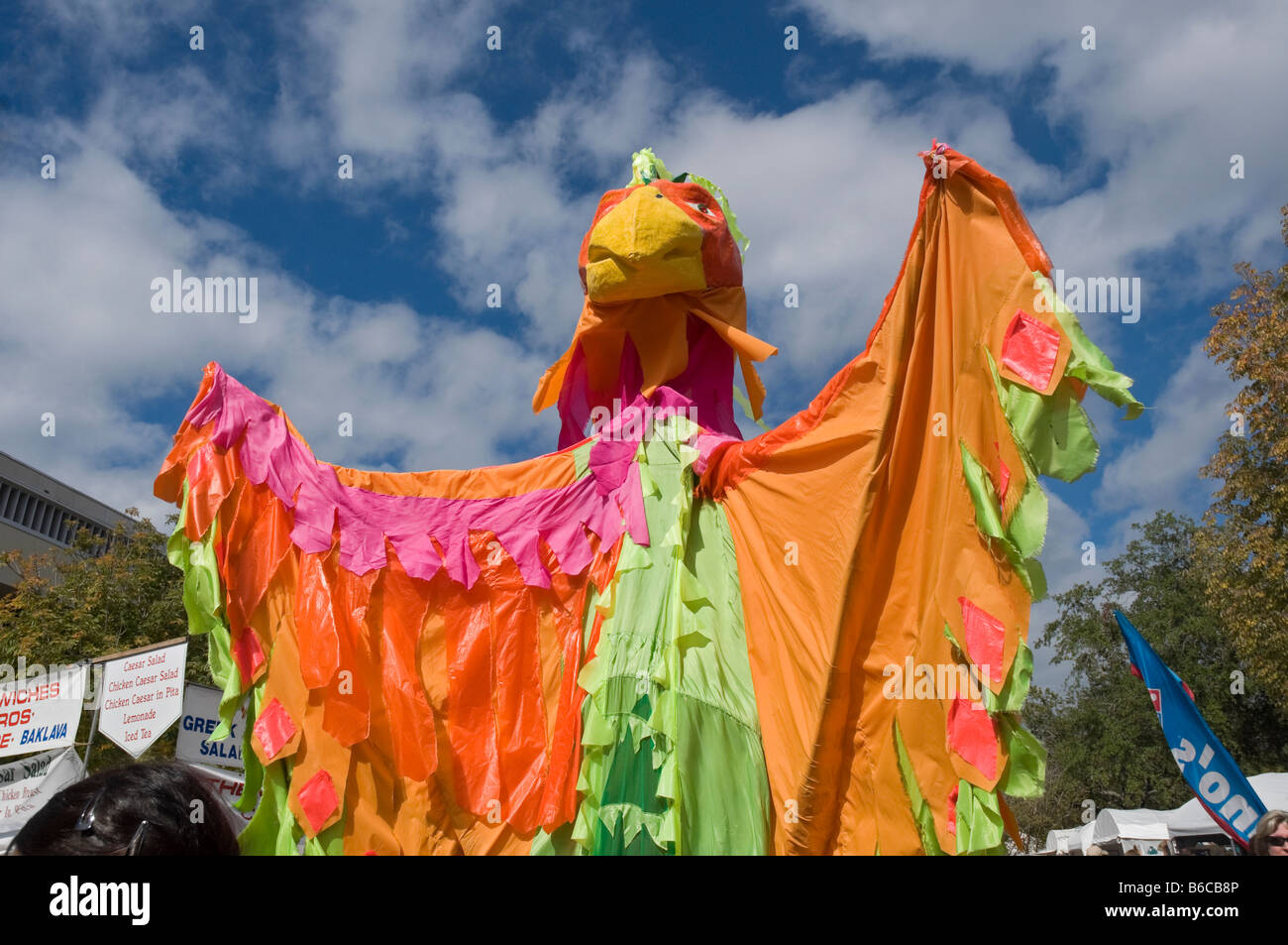 Caractère oiseau géant se mêle à la foule au Festival des Arts du centre-ville de Gainesville en Floride Banque D'Images
