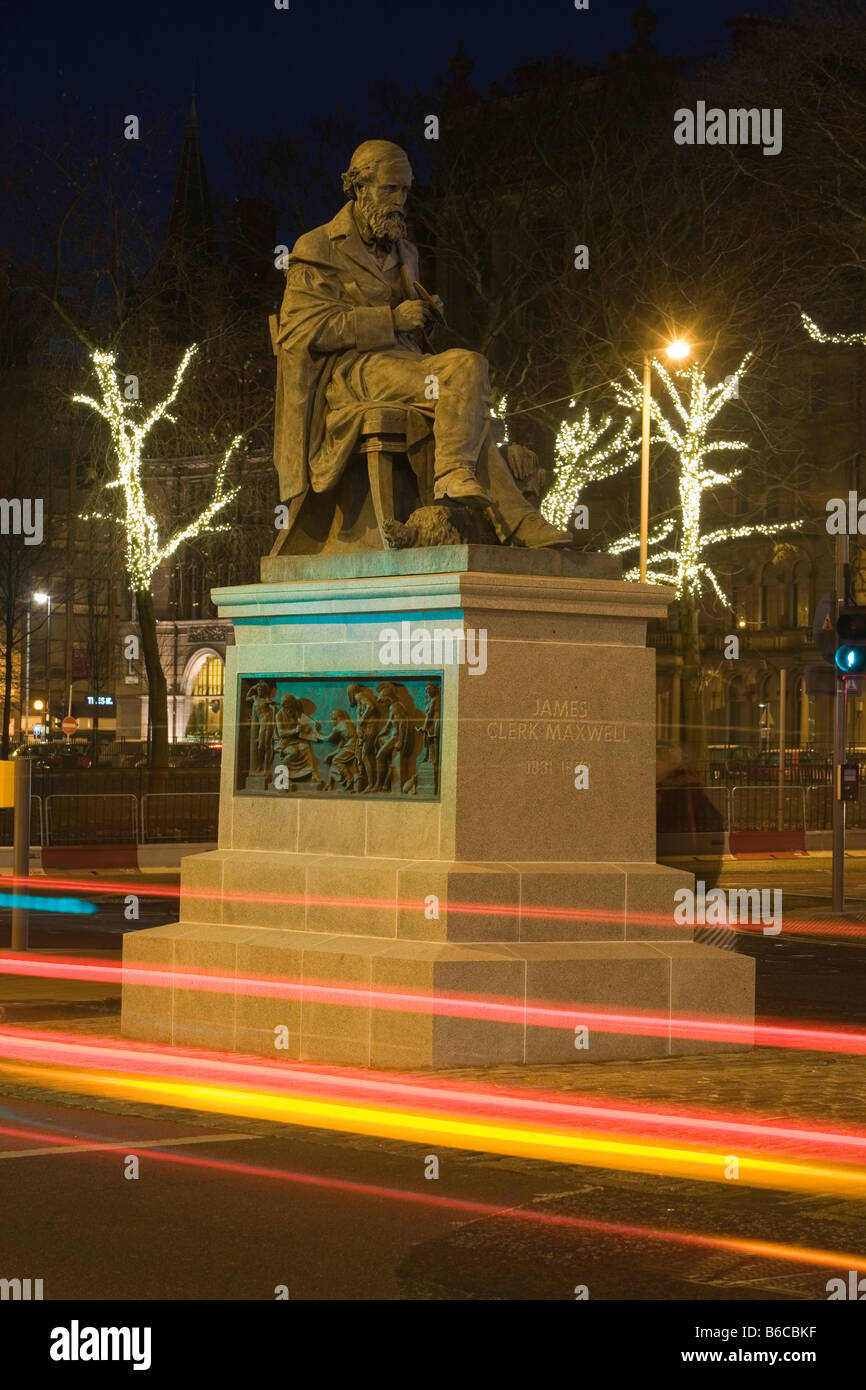 La statue de James Clerk Maxwell, à l'extrémité de George St vu la nuit Banque D'Images