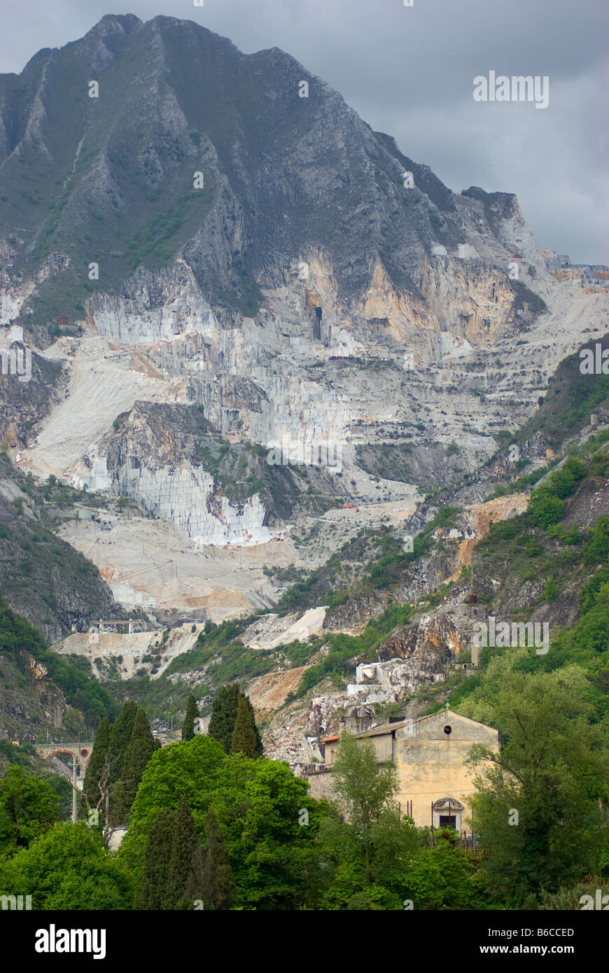 Montagnes près de Carrara en Toscane, Italie, Europe Banque D'Images