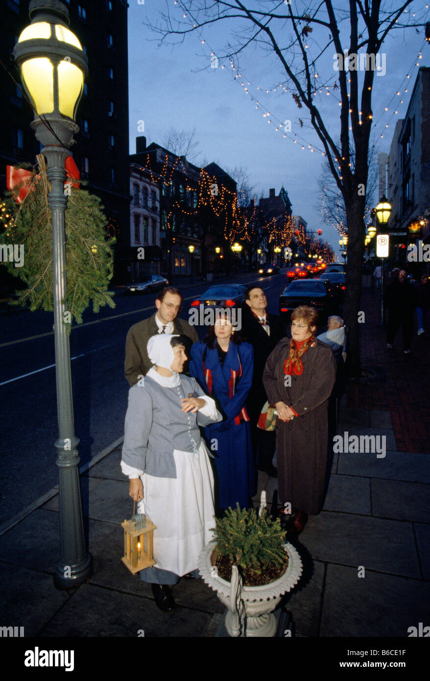 Noël à Bethlehem, Pennsylvanie. Tour guide Helga Stolz en robe de Moravie Banque D'Images
