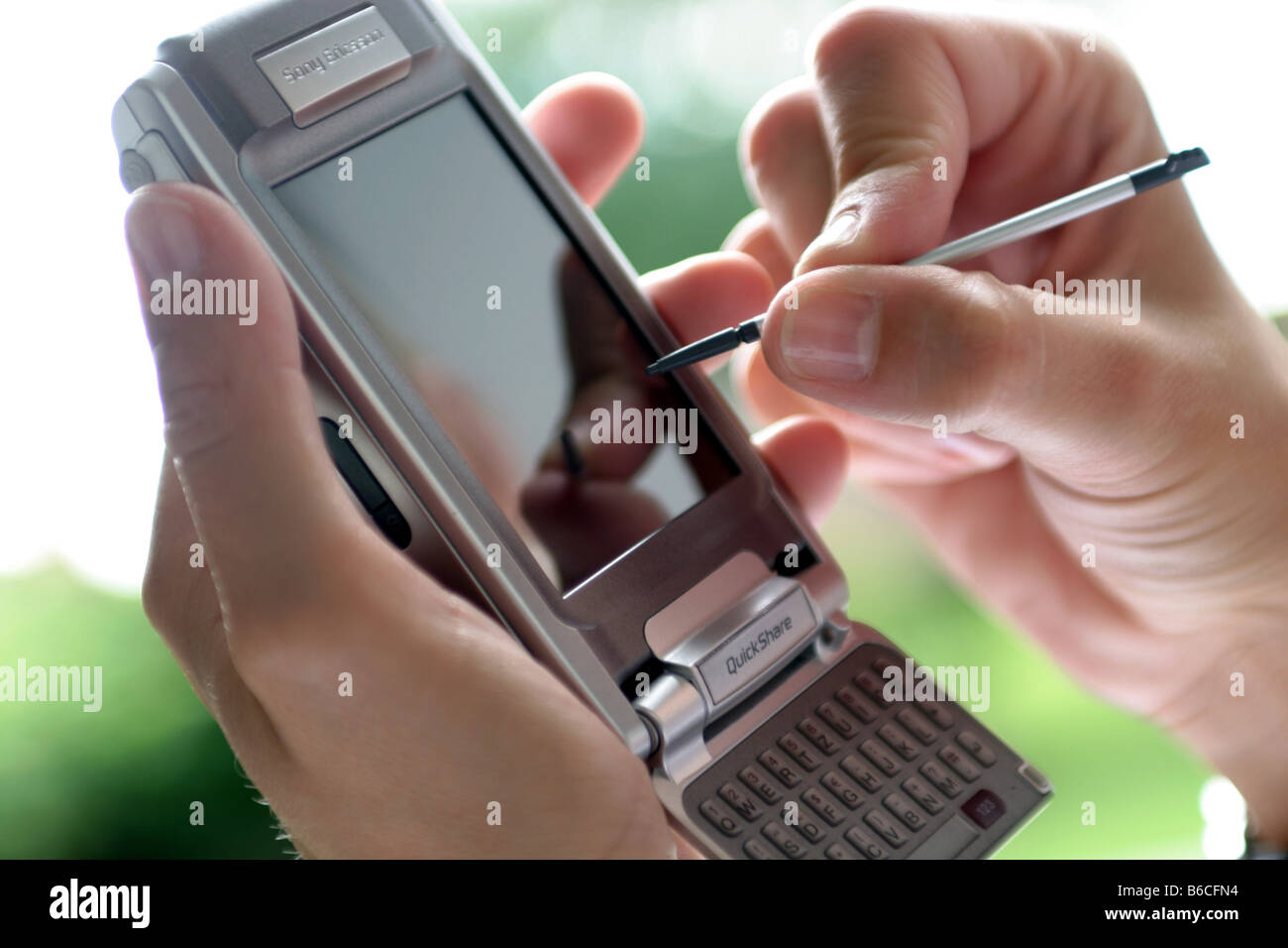 Close-up of person's hand en utilisant palmtop Banque D'Images