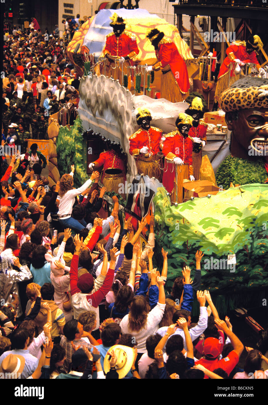 Les gens célébrant festival de Mardi Gras, La Nouvelle-Orléans, Louisiane, Etats-Unis Banque D'Images
