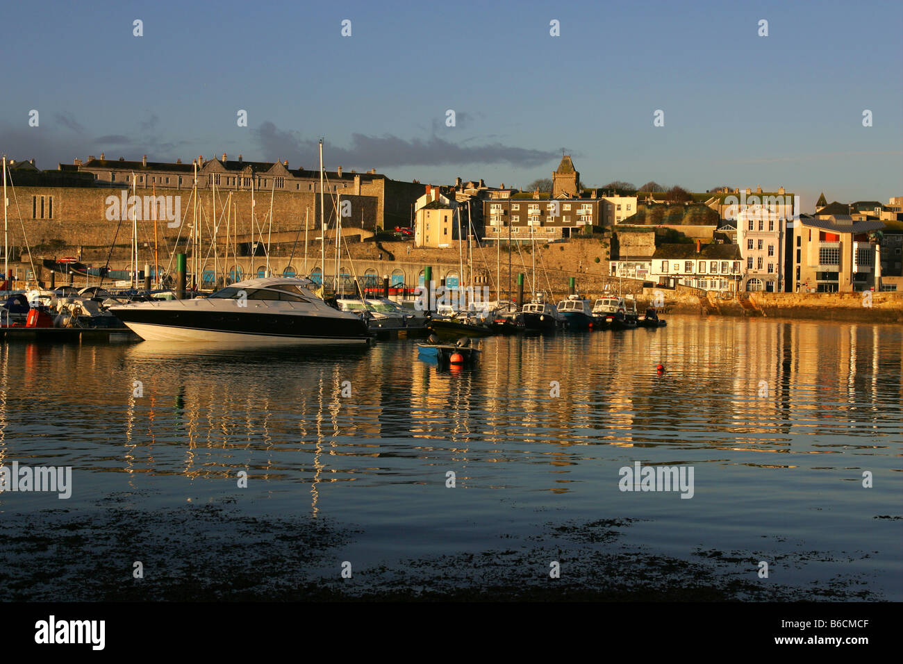 Le Barbican de Plymouth, Devon, avec Queen Anne's Battery Marina dans l'avant-plan. Banque D'Images