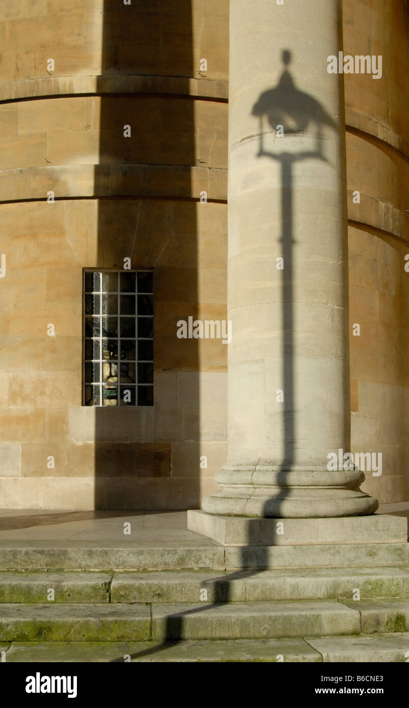 Toutes les âmes de l'ombre : gaz de lampe de rue et la colonne sur le porche de l'église All Souls Langham Place, Londres Banque D'Images