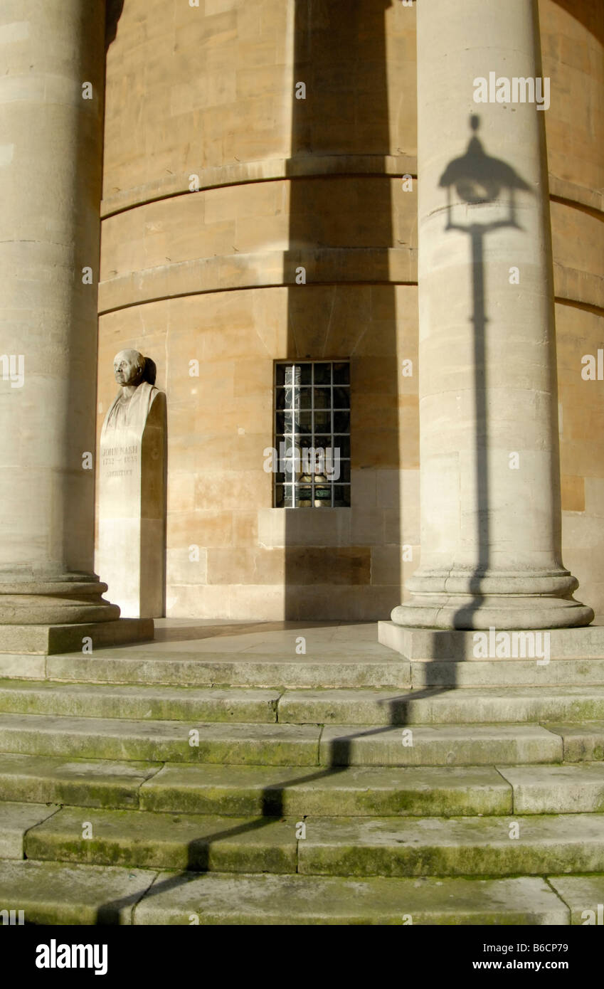 Buste de l'architecte John Nash et l'ombre de lampe de rue de gaz sur le porche de l'église All Souls Langham Place, Londres Banque D'Images