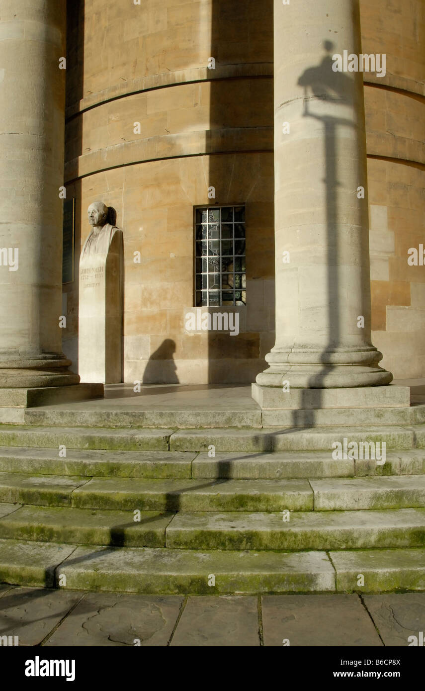Toutes les âmes de l'ombre : Panneaux figure humaine, gaz réverbère et buste de John Nash sur portique de All Souls Church Langham Place, Londres Banque D'Images