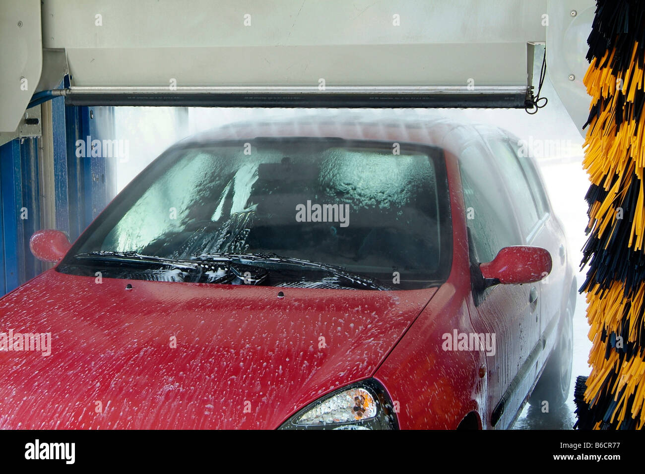 Lavage de voiture haut de la barre d'épandage en action Banque D'Images