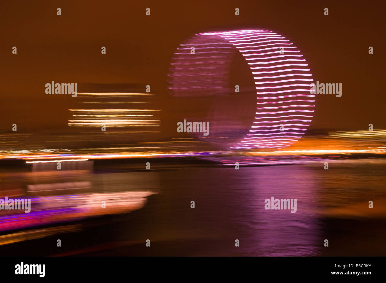 Motion blurred shot de la Tamise et le London Eye de nuit Banque D'Images