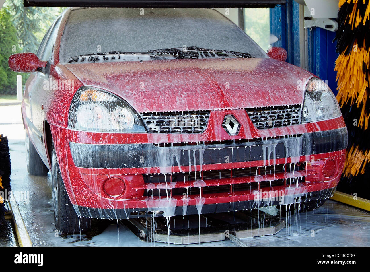 Renault Clio en lavage de voiture Banque D'Images