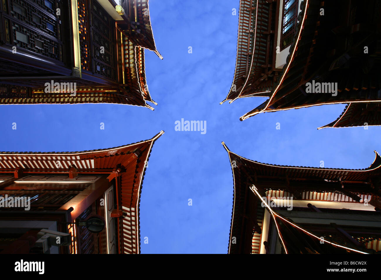 Low angle view of buildings lit up at Dusk, le Jardin Yuyuan Bazaar, Shanghai, Chine Banque D'Images