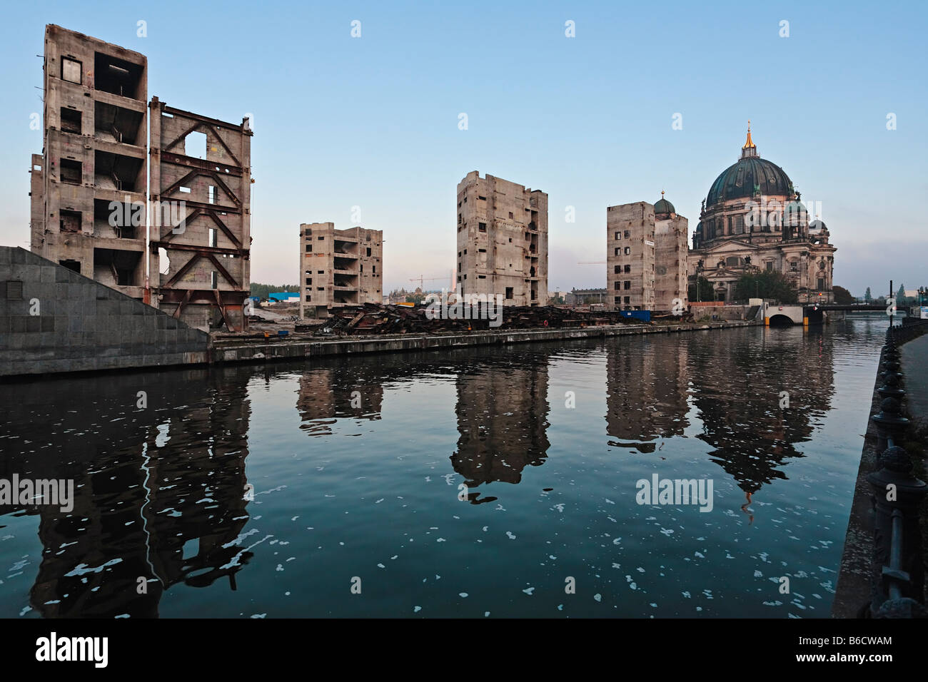 La réflexion des bâtiments dans l'eau, de la rivière Spree, Palast der Republik, Berlin, Allemagne Banque D'Images