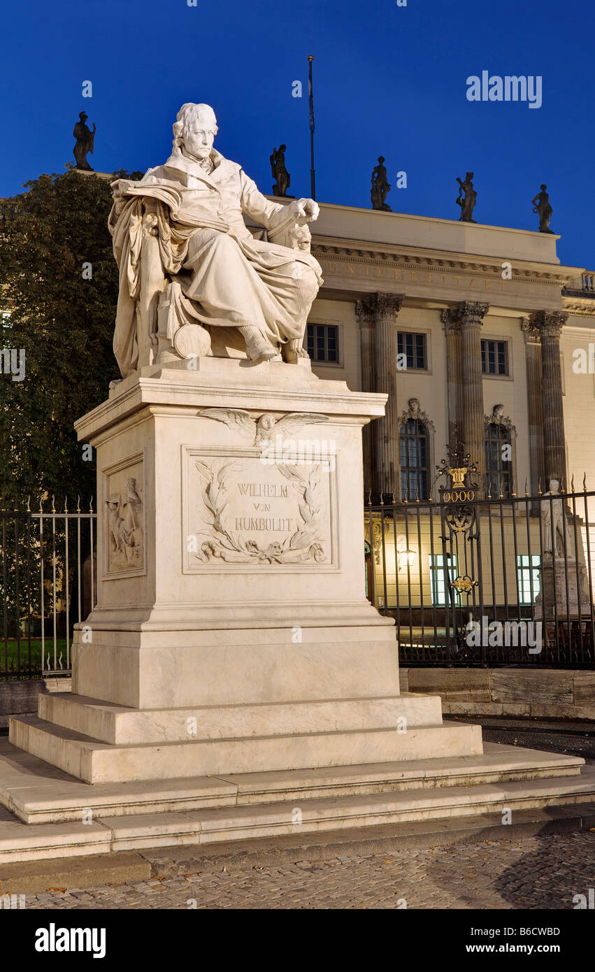 Wilhelm von Humboldt sculpture en face de bâtiment universitaire, Université Humboldt, Berlin, Allemagne Banque D'Images