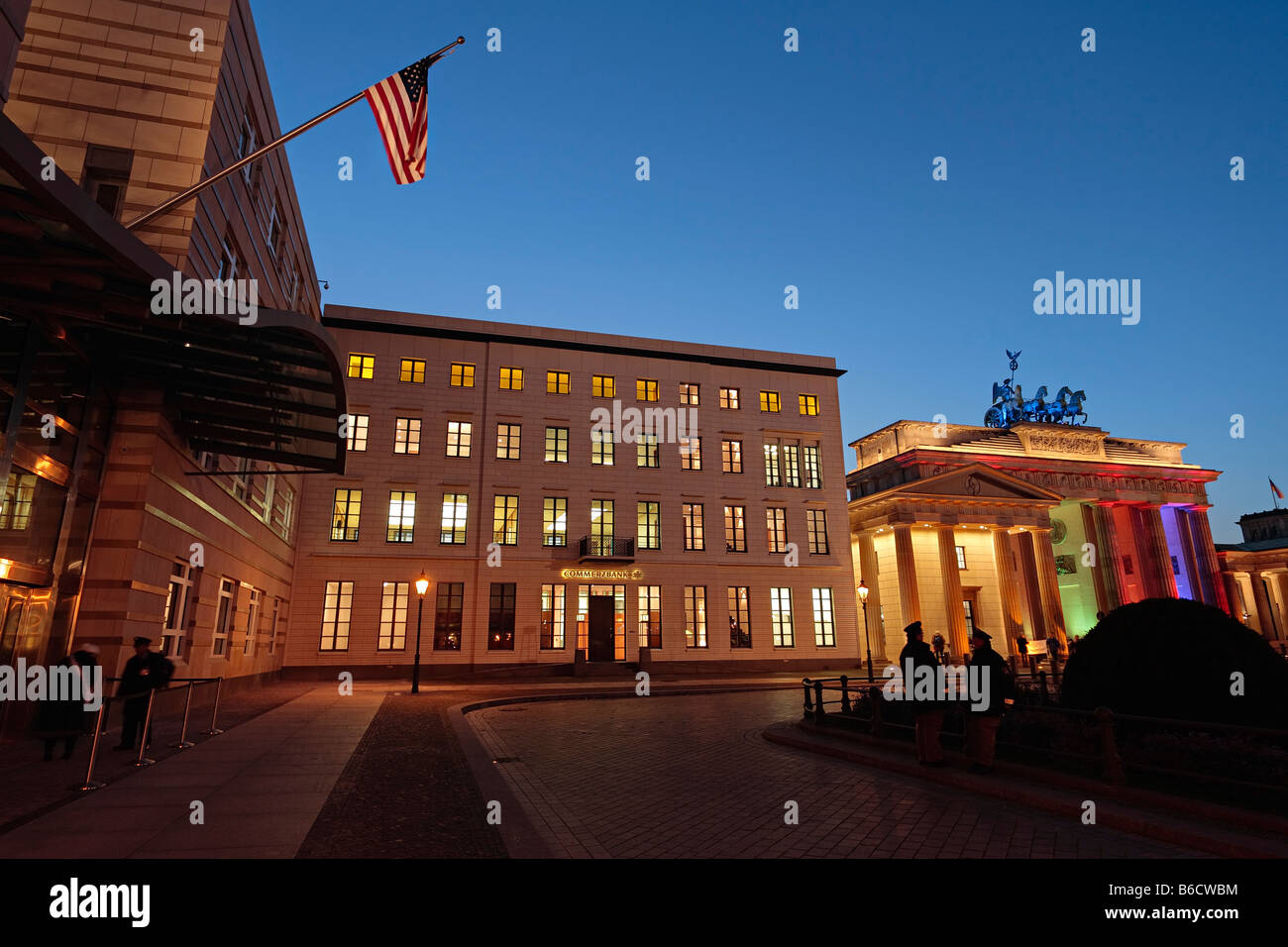 Gate allumé jusqu'à la tombée de la nuit, la Porte de Brandebourg, Berlin, Allemagne Banque D'Images