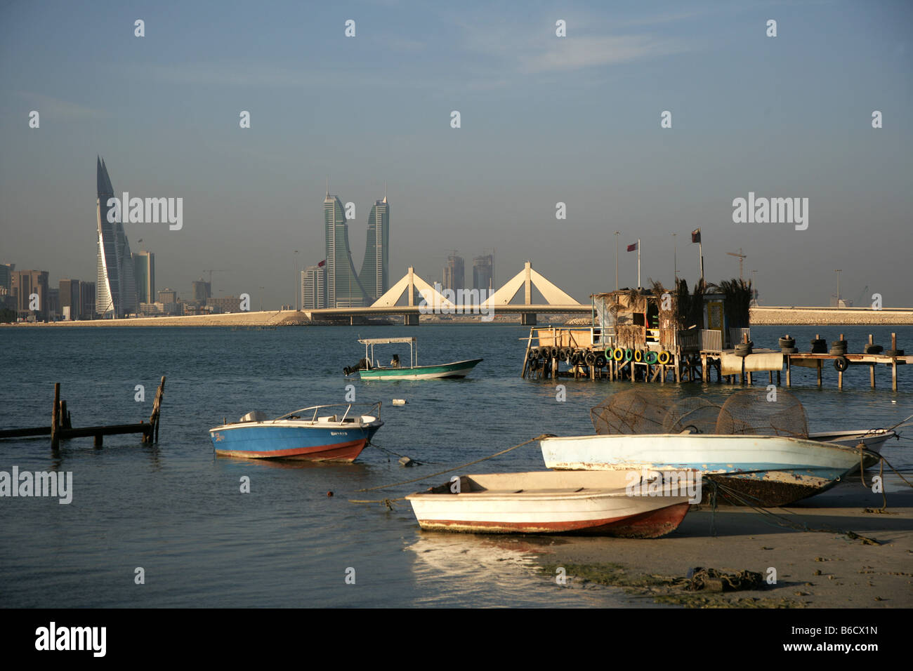 BRN Bahreïn, Manama : vu de l'Muharraq côté. Bahrain World Trade Centre et les tours de l'Édifice du port financier Banque D'Images