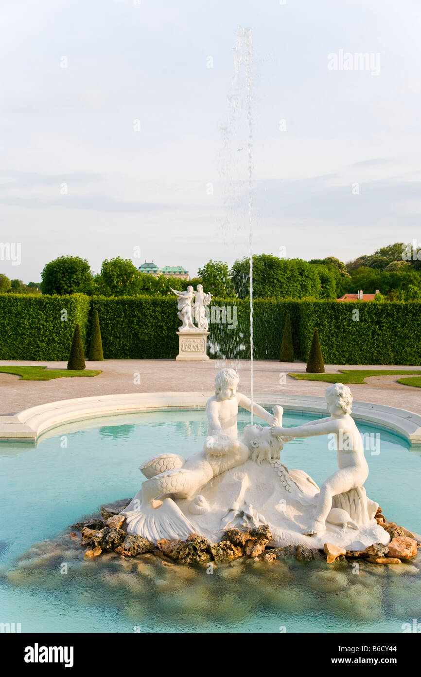 Fontaine dans le jardin du palais, le Palais du Belvédère, le centre historique de Vienne, Vienne, Autriche Banque D'Images