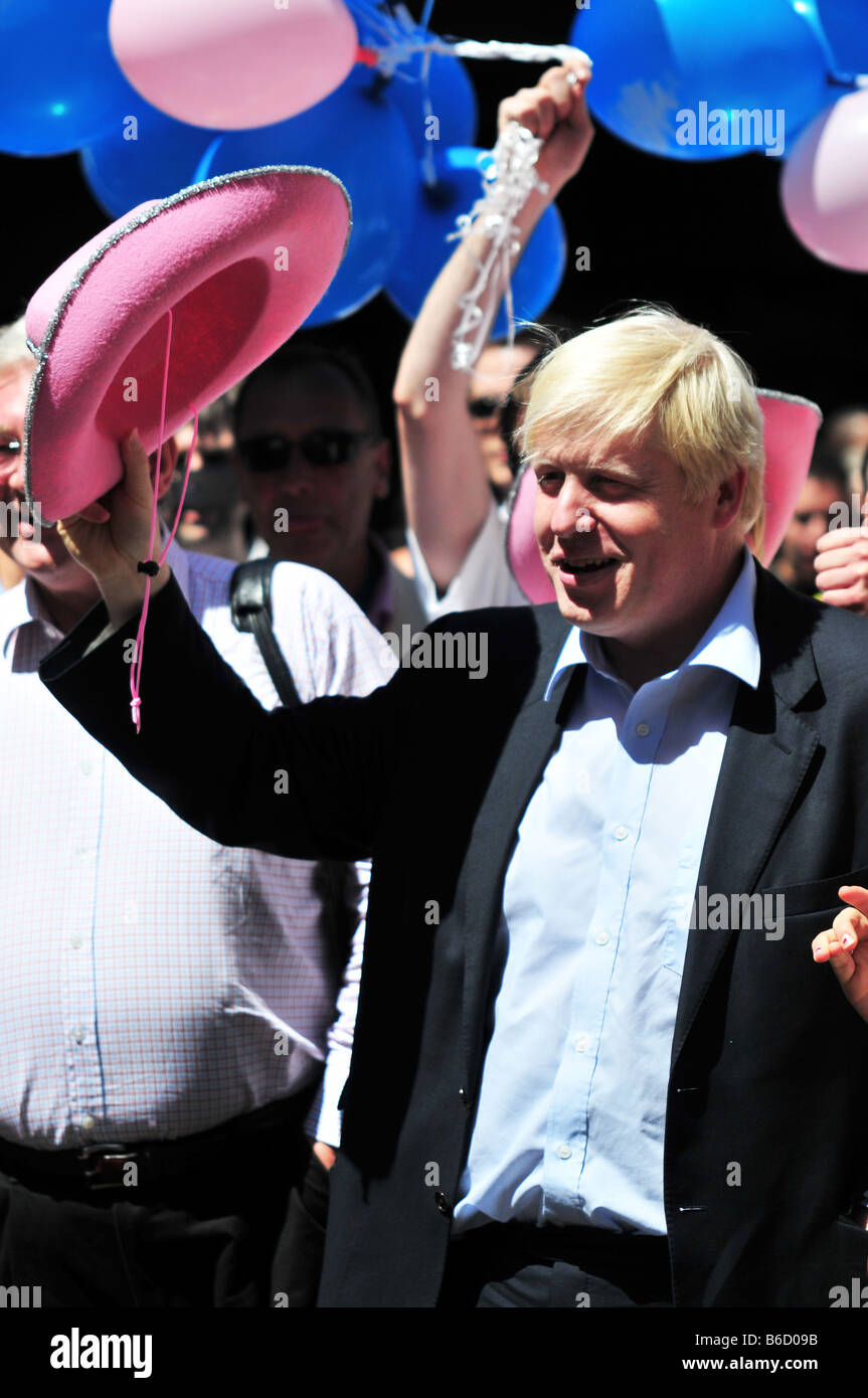 Lord Maire de Londres Boris Johnson tente sur un chapeau cowgirl rose à Gay  Pride 2008 Photo Stock - Alamy