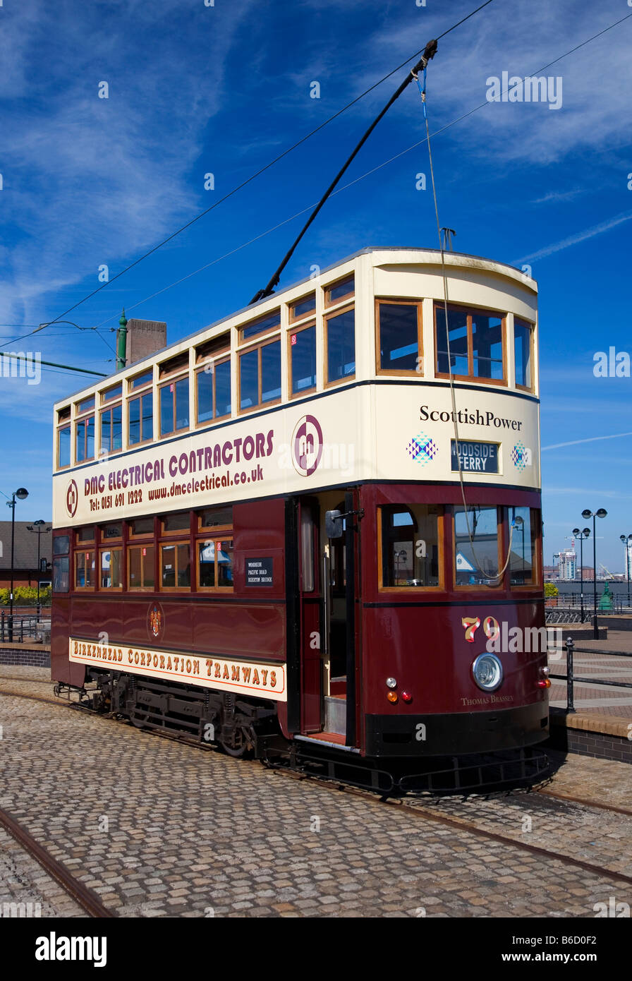 Birkenhead, Wirral, Tram à l'extérieur du Terminal de Ferry de Woodside Banque D'Images