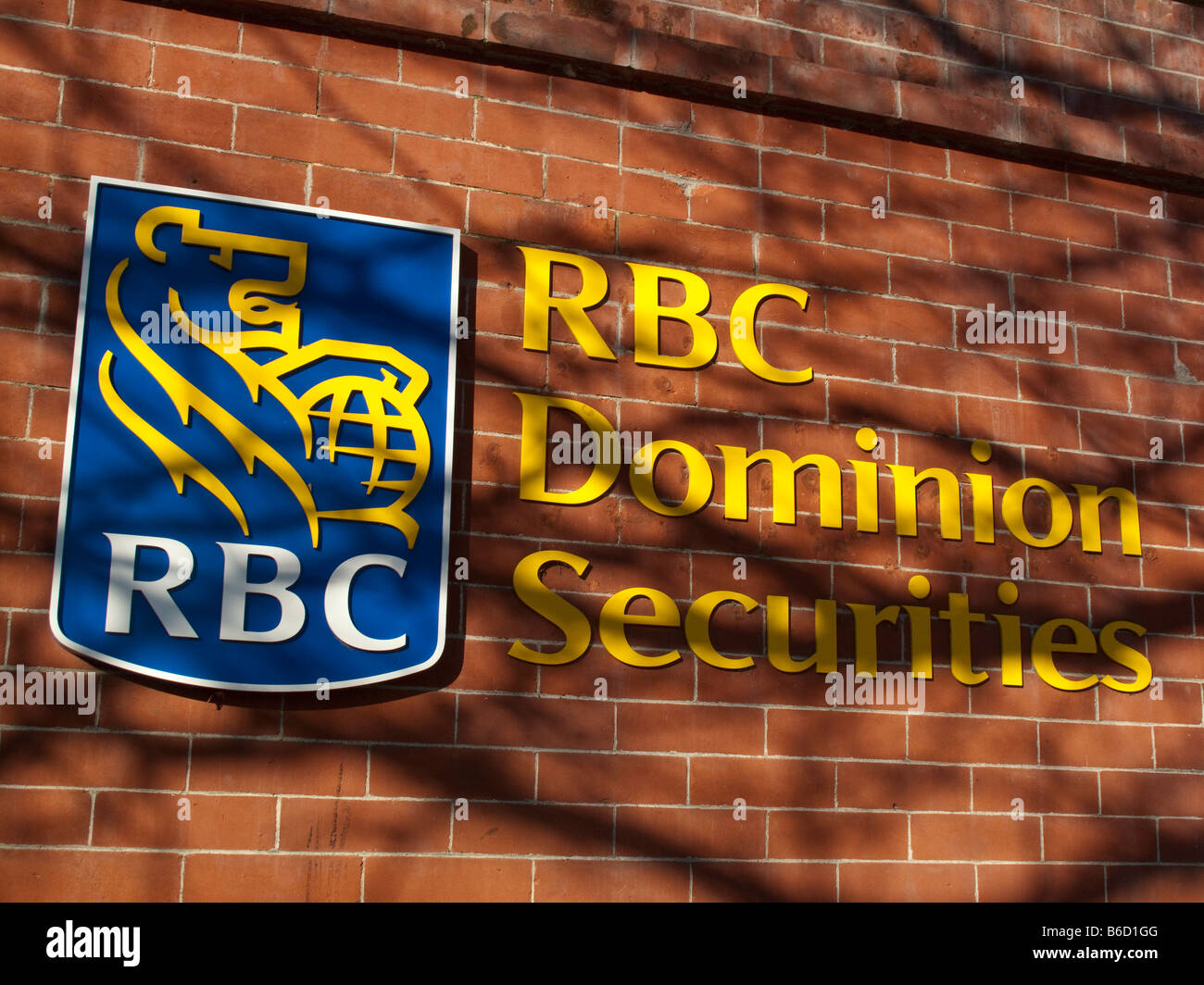 RBC Dominion valeurs mobilières signe et logo dans la lumière de la fin de l'automne gris, à Fredericton, Nouveau-Brunswick, Canada Banque D'Images