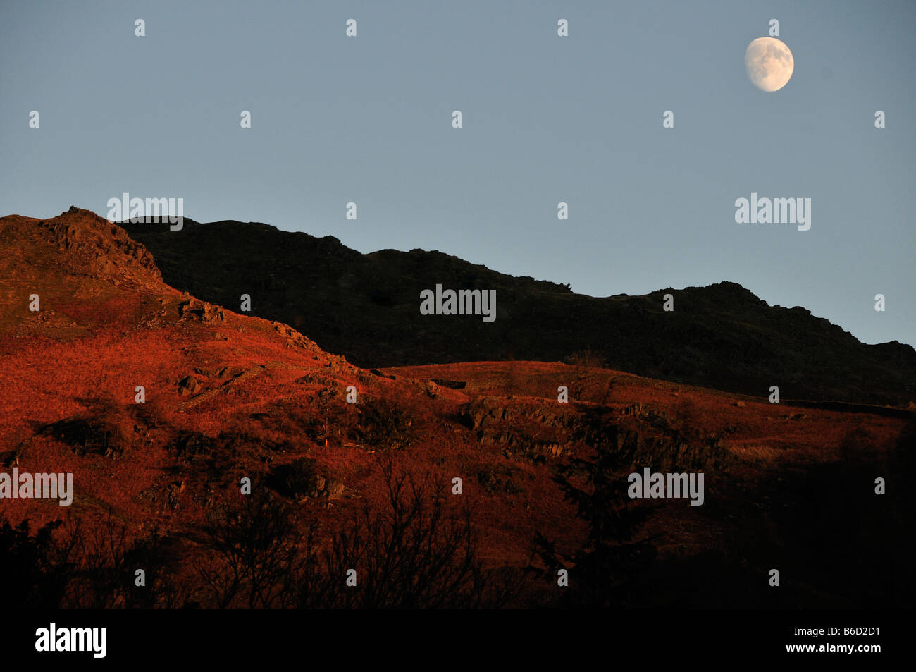 Plus de seigneur grag lune au-dessus de grasmere cumbria lake district des promenades d'hiver maison de tourisme pics collines moutons champs sec pierre Banque D'Images