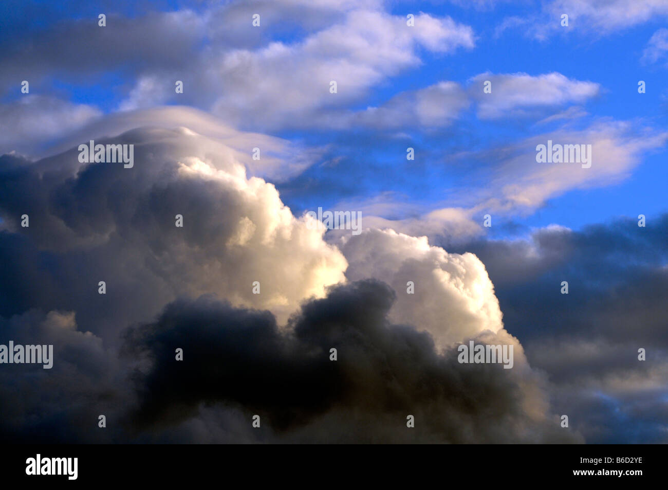 Nuages sur le port de La Valette Banque D'Images