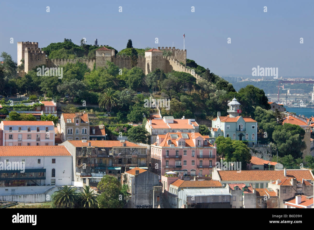 Château de Sao Jorge et maisons du quartier de Mouraria du Miradouro da Senhora da Monte, Lisbonne, Portugal Banque D'Images