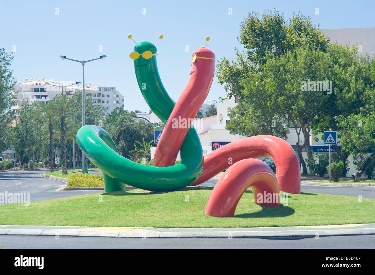 "The Worm" rond-point à Albufeira, peint dans des couleurs nationales Banque D'Images