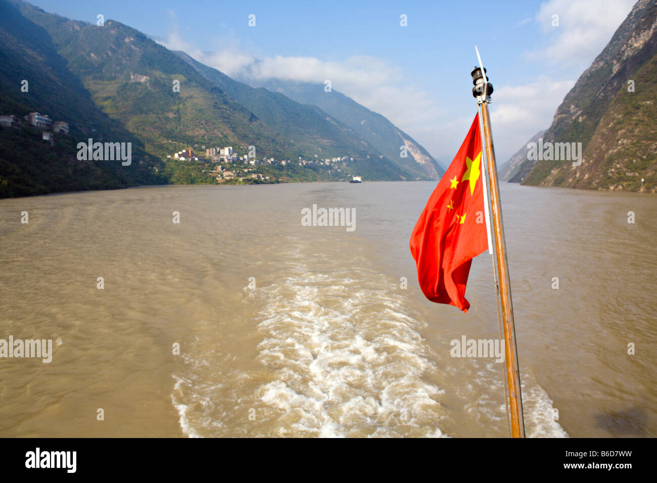 Chine, Yangtze River gorge rouge vif : cinq joué pavillon de la République populaire de Chine vole d'un navire de croisière sur le Fleuve Yangtze Banque D'Images