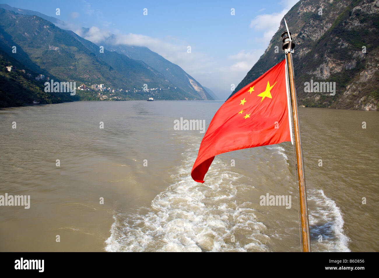 Chine, Yangtze River gorge rouge vif : cinq joué pavillon de la République populaire de Chine vole d'un navire de croisière sur le Fleuve Yangtze Banque D'Images