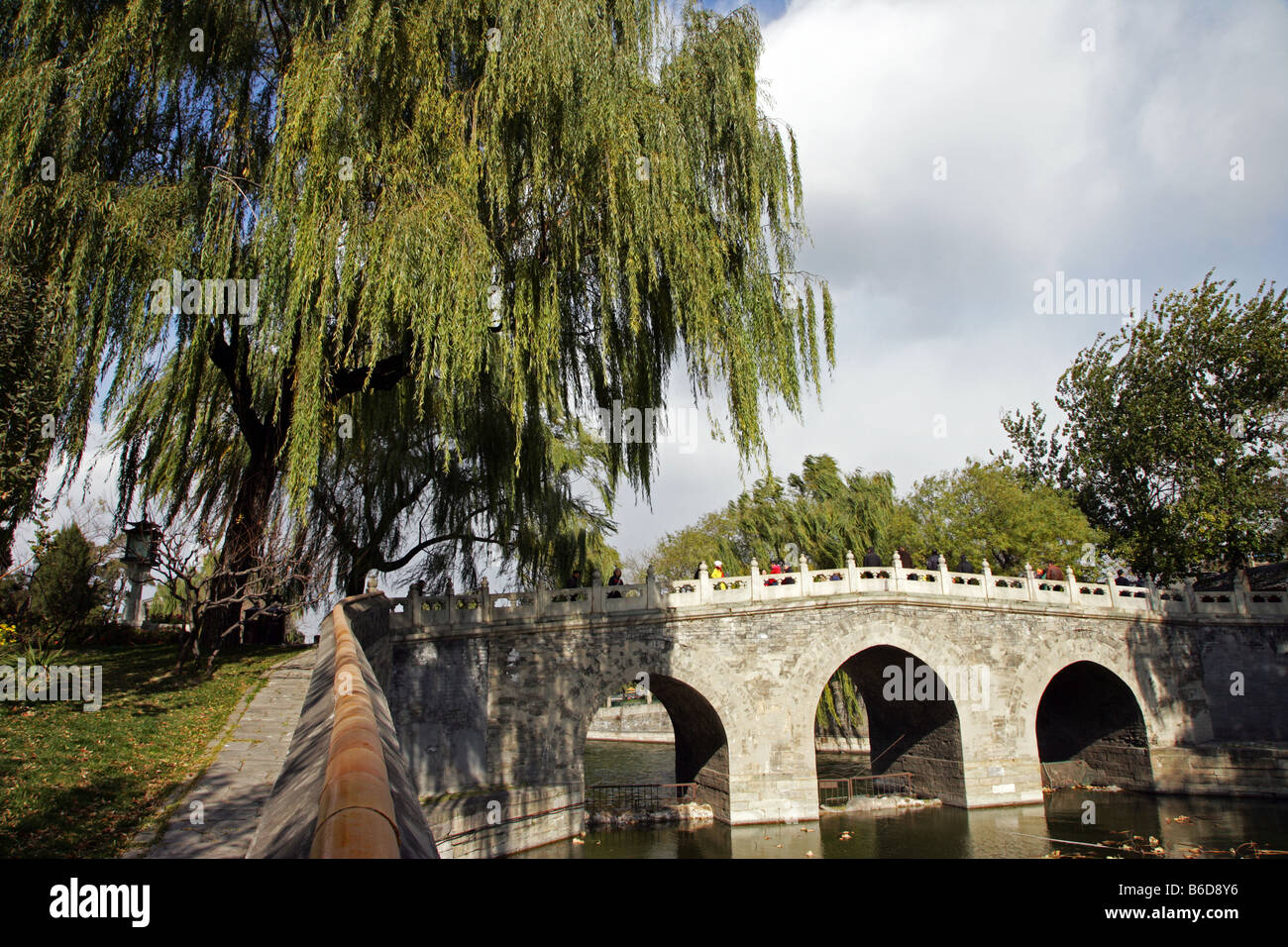 Saule et le pont dans le parc Beihai Beijing Chine Banque D'Images