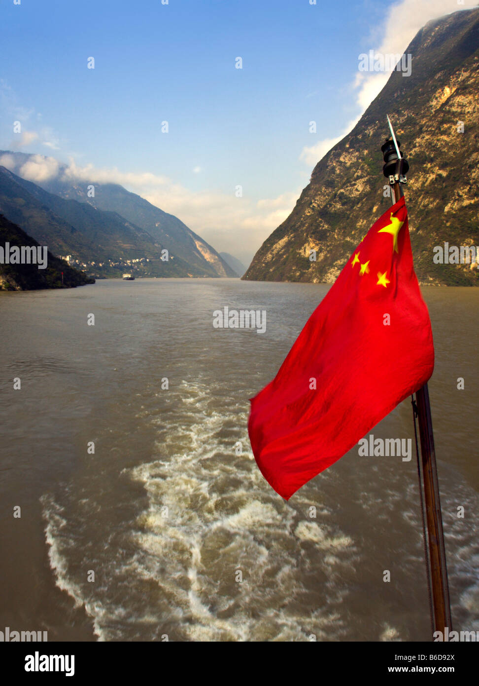 Chine, Yangtze River gorge rouge vif : cinq joué pavillon de la République populaire de Chine vole d'un navire de croisière sur le Fleuve Yangtze Banque D'Images