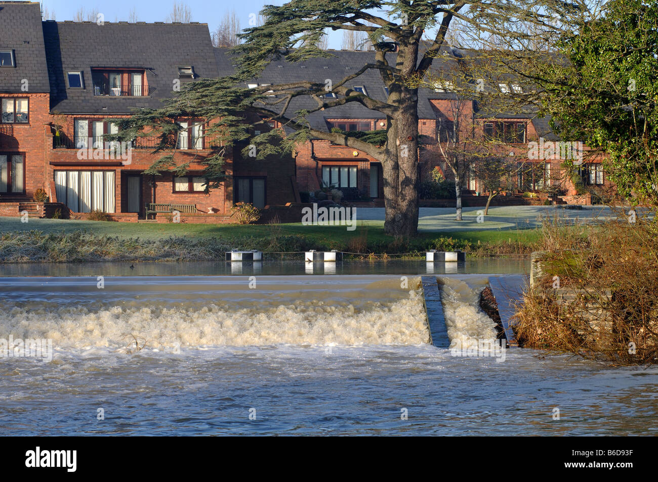 Weir sur Avon combinée avec le poisson et passer des civelles, Stratford upon Avon, Warwickshire, England, UK Banque D'Images