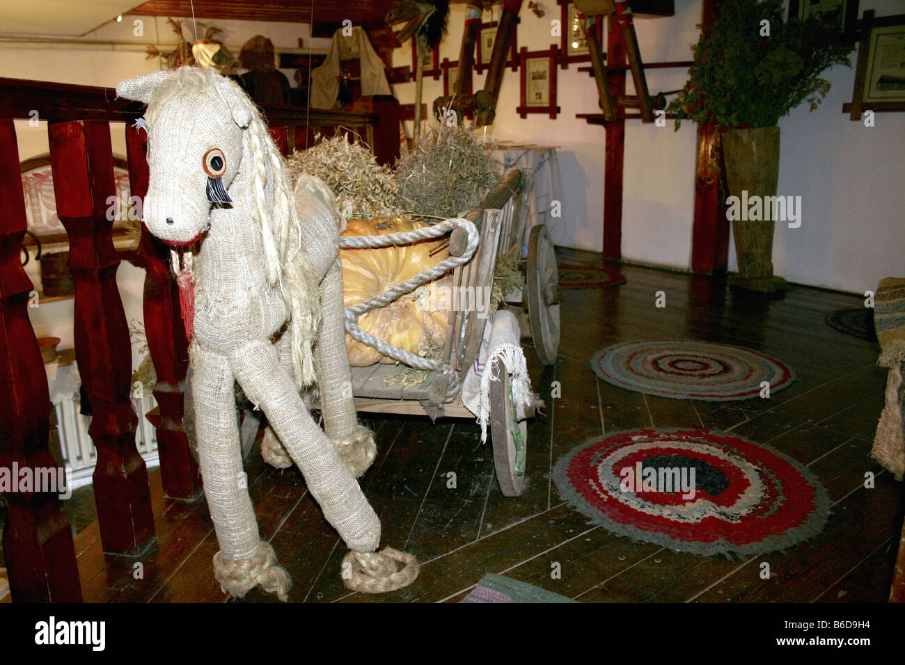 Vue intérieure d'un traditionnel village rural (Bélarus) chambre. Septembre, 2007 Banque D'Images