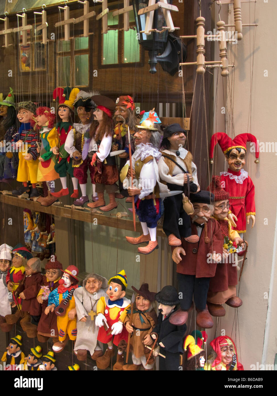 Le folklore tchèque MARIONETTES dans une boutique de souvenirs VIEILLE VILLE Staré Mesto Prague RÉPUBLIQUE TCHÈQUE Banque D'Images